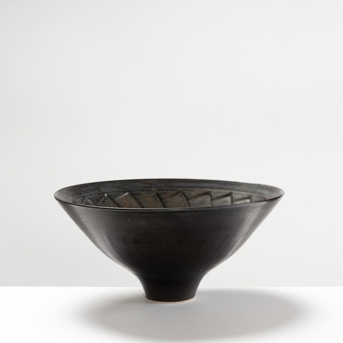 BD110Y243 Black Carved Bowl with Gold Leaf Centre