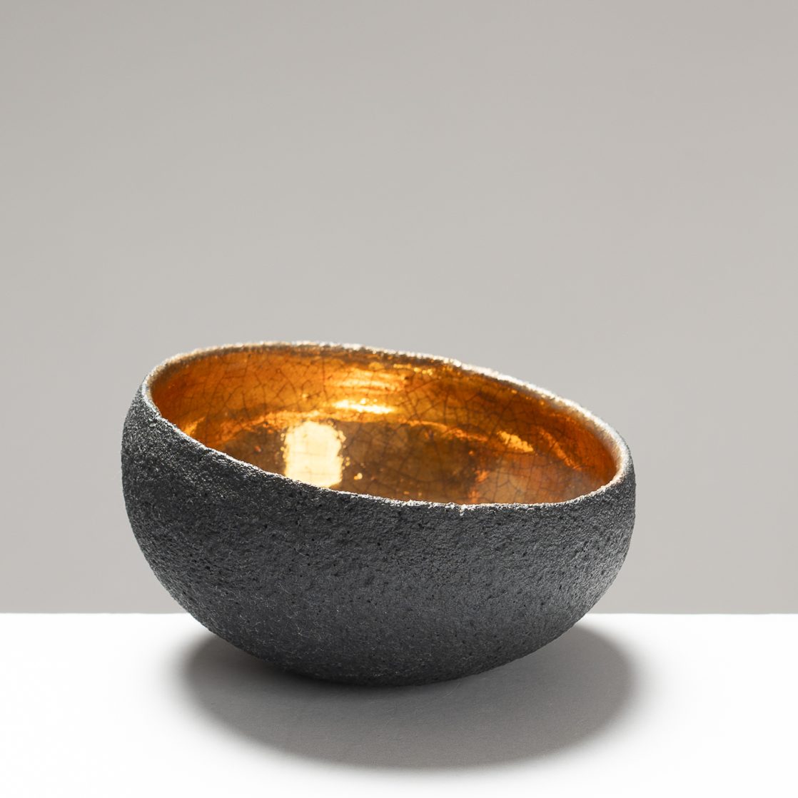 SF209Y895 Medium Rounded Black/Gold Bowl