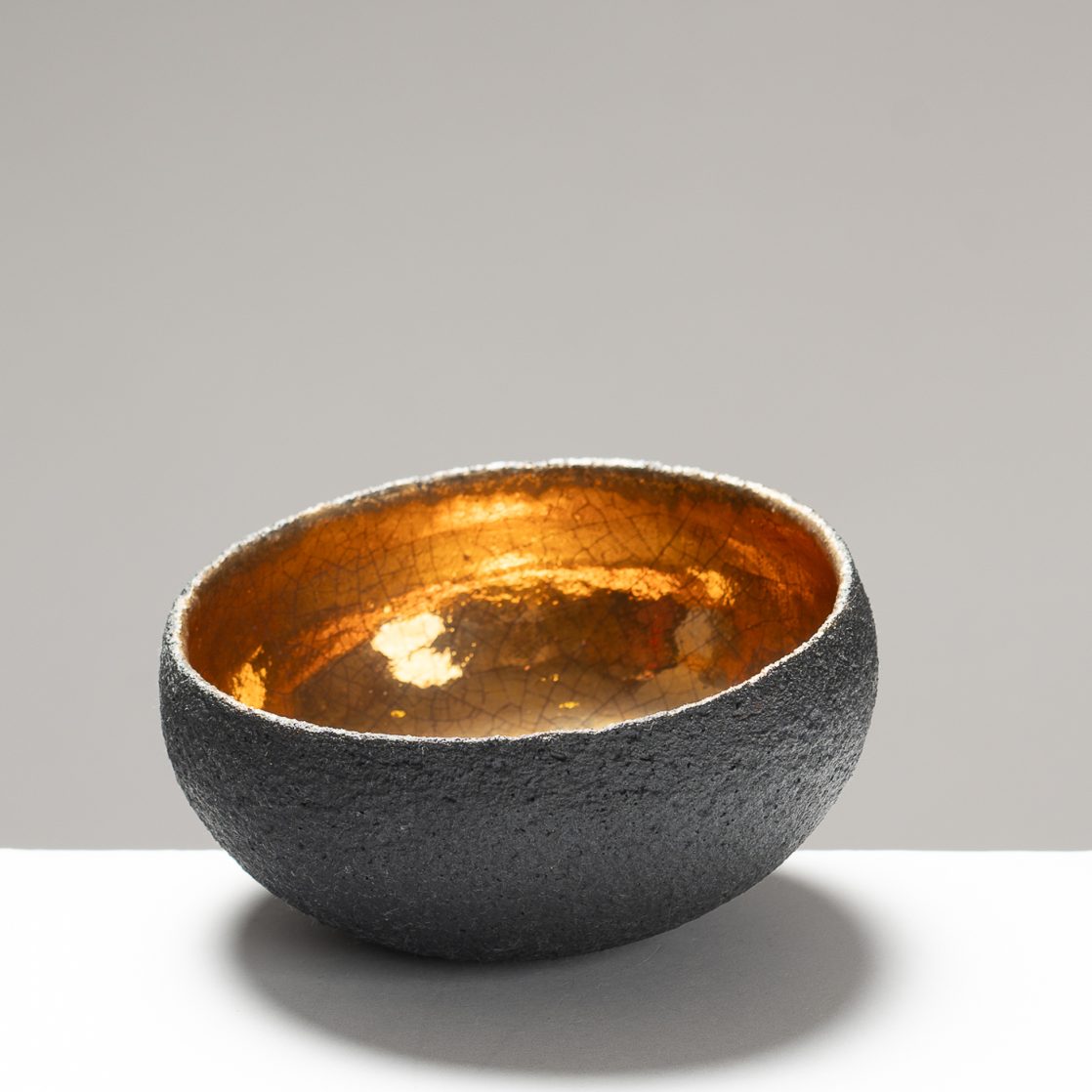 SF209Y895 Medium Rounded Black/Gold Bowl