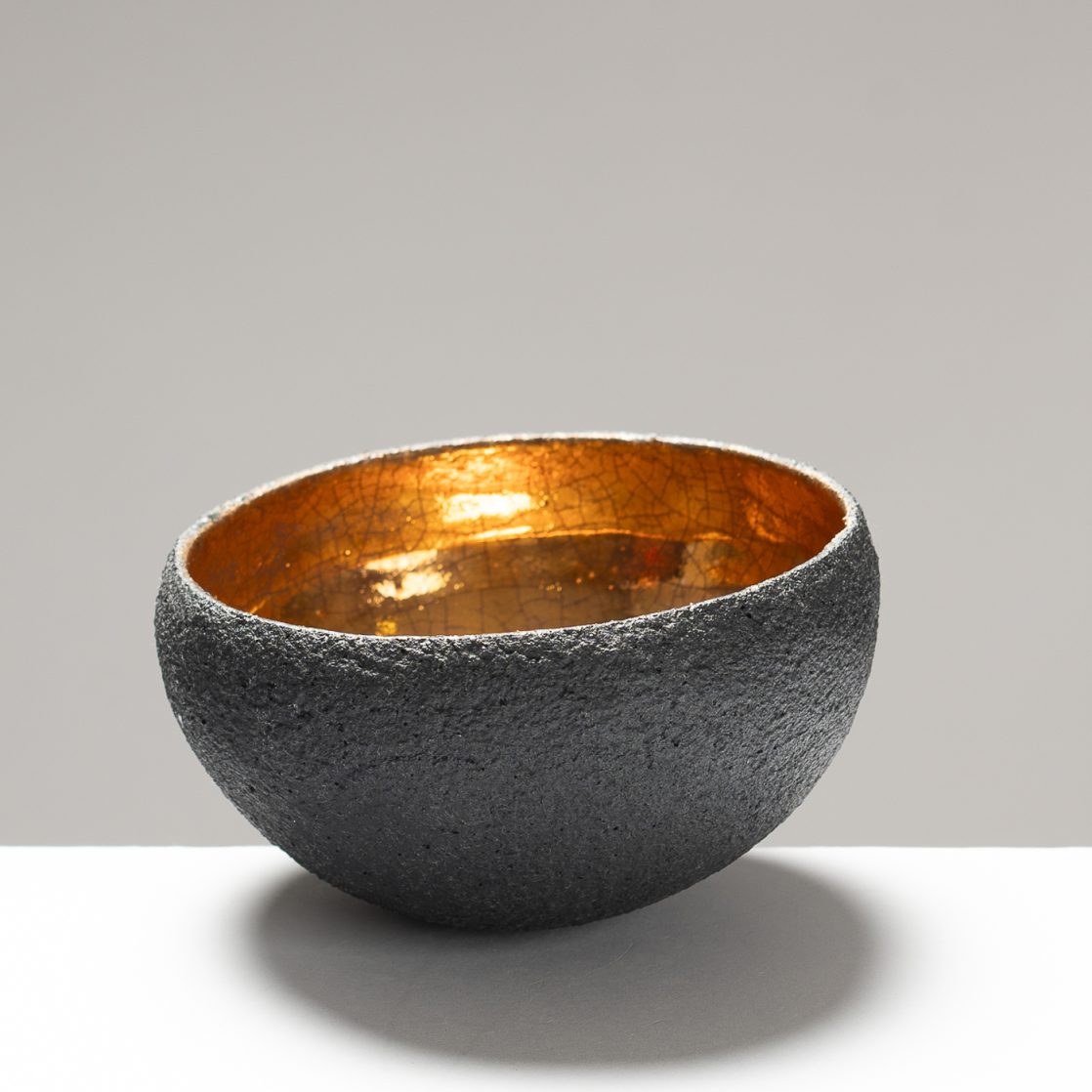 SF209Y896 Medium Rounded Black/Gold Bowl