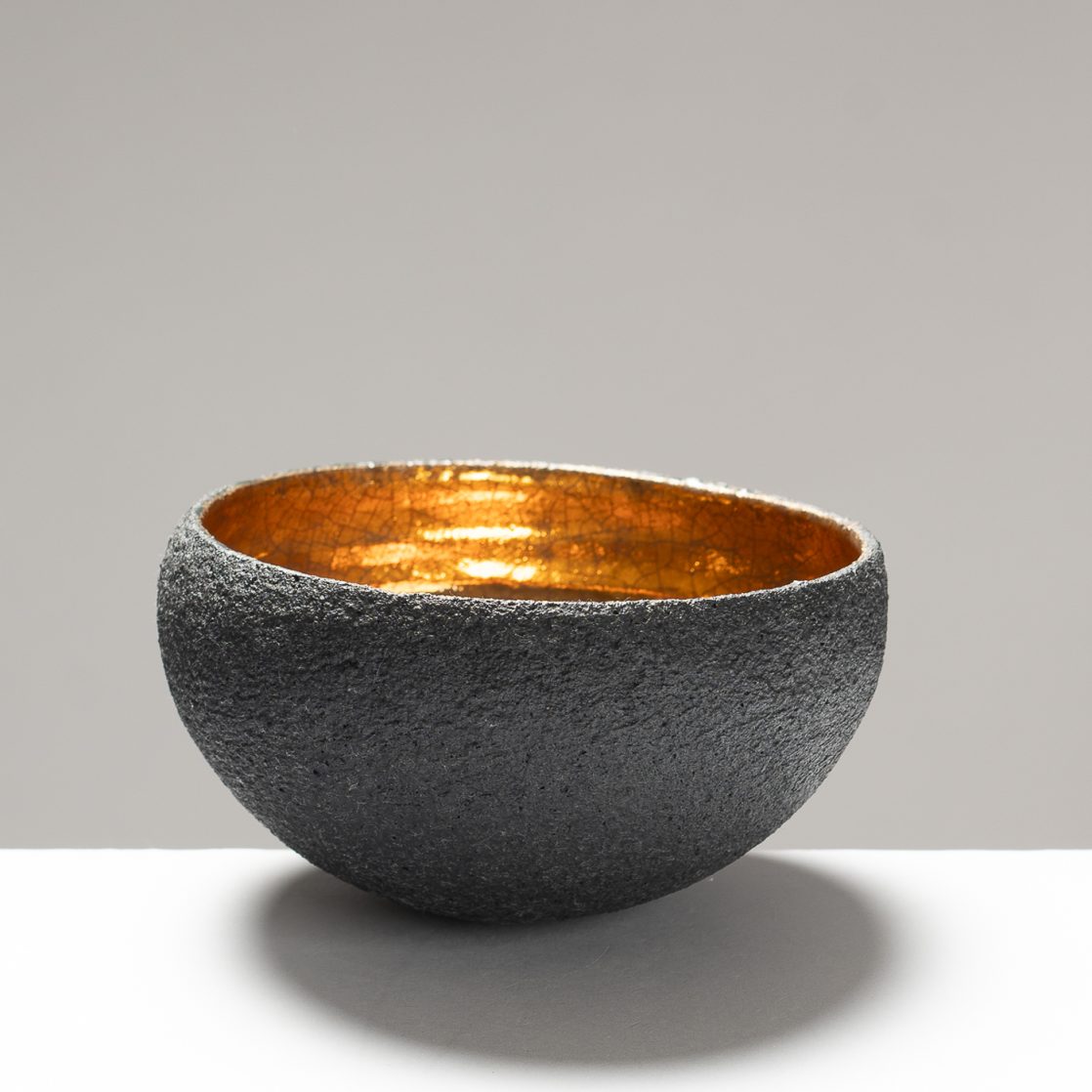 SF209Y896 Medium Rounded Black/Gold Bowl