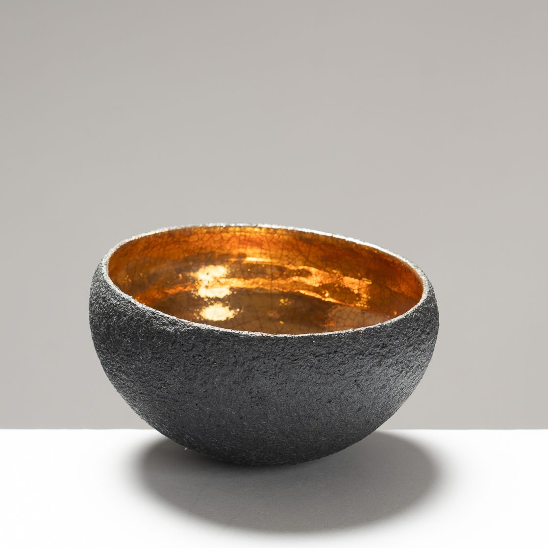 SF209Y896 Medium Rounded Black/Gold Bowl