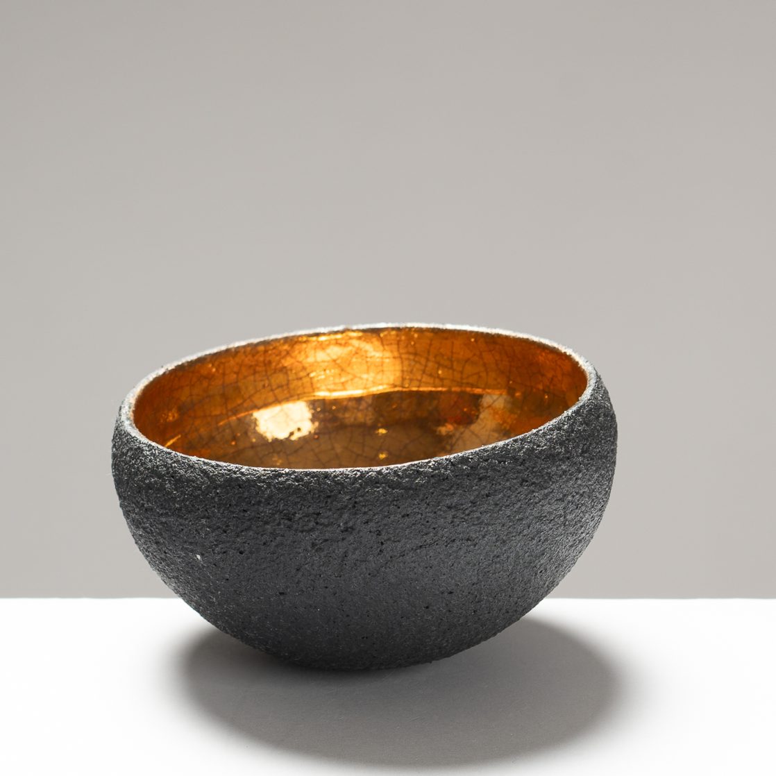 SF209Y896 Medium Rounded Black/Gold Bowl