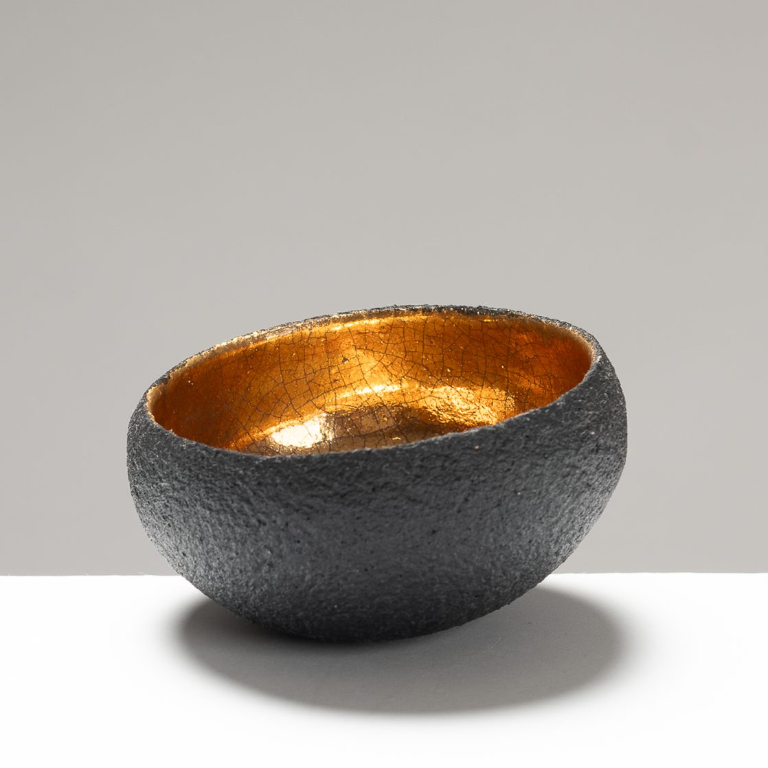 SF209Y899 Small Rounded Black/Gold Bowl